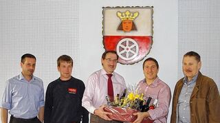 <p>Nach den Wahlen: SchriftführerJochen Spiller(von links), der neue Kassier Norbert Ulshöfer, sein Vorgänger Werner Meyer (geehrt für 30-jährige Tätigkeit), Vorsitzender Dieter Wegert und sein Stellvertreter Karl-Heinz Schmitt.</p>