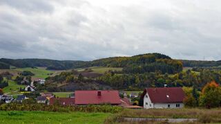 Sollten auf dem Kornberg (im Hintergrund) wie geplant Windkraftanlagen gebaut werden, könnte sich das laut einer Studie des RWI Leibnitz-Instituts Essen negativ auf die Immobilienwerte in Bretzingen (Bild) und Waldstetten auswirken.