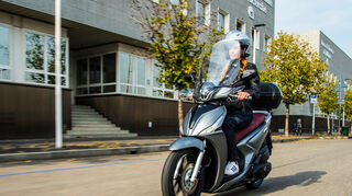 mid Groß-Gerau - Flotter City-Flitzer: Der neue Kymco New People S 150i ABS hat 150 Kubikzentimeter Hubraum, 14 PS und kommt laut Hersteller mit drei Liter Benzin je 100 Kilometer aus.