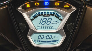 mid Groß-Gerau - Modern und übersichtlich ist das Digital-Cockpit des Kymco New People S 150i ABS gestaltet.