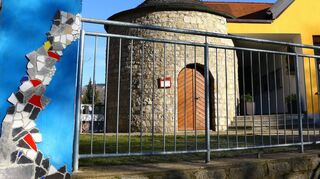 Am Kindergarten in der Münzgasse steht ein kleiner Turm. Dabei handelt es sich um ein Überbleibsel aus der Zeit, als Mergentheim noch von einer doppelten Stadtmauer umgeben war. Die äußere Mauer war mit halbrunden Türmchen verstärkt worden. Aus dem halbrunden Türmchen an dieser Stelle wurde später ein runder Turm mit Dach.