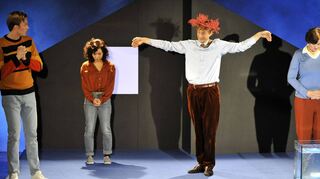 Ein Szenenbild mit Bastian Beyer, Julia Baukus, Hannes Berg und Maria Brendel.