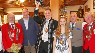 Kamala Börngen (Mitarbeiterin in der Tourist-Info im Rathaus Lauda), Rolf Partschefeld (Vorsitzender Präsident des Karnevalsclubs Lehesten), Bürgermeister Thomas Maertens, das amtierende Lehester Prinzenpaar Felix II. und Melanie I., Gastwirt Gerhard Schwab und Peter Emmert (Mitglied im Lehester Elferrat) beim Besuch letzte Woche anlässlich der Fremdensitzung in Lauda.