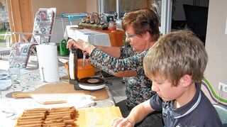 <p>Zum Festtag darf in der Familie von Christel Uihlein die Hippe nicht fehlen. Unterstützung bei der Herstellung der knusprigen Rollen hat sie nicht nur von ihrem Enkel Nils.</p>