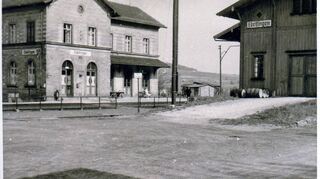 Bahnhof Edelfingen mit Güterhalle und Verladeplatz 1961.