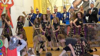 Die Jugendgarde fegte bei der Kinderprunksitzung gestern in Oberlauda als Hexen über die Bühne.