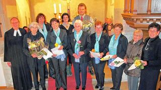 <p>Langjährige Sängerinnen des Neubronner Frauenchors wurden durch Bezirkskantorin Anne-Maria Lehmann (hinten Mitte) beim Osterkonzert geehrt. Gewürdigt wurden durch Dekan Reinhard Tröster (ganz links) die Verdienste Gudrun Schammanns und des Posaunenchors Neubronn mit Vizedirigent Michael Kaub (hinten Mitte).</p>
