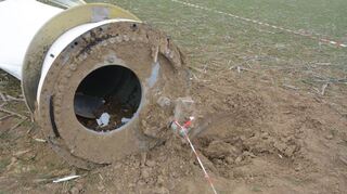 Die Einschlagstelle des Rotorblatts liegt in Nähe des Schafts.