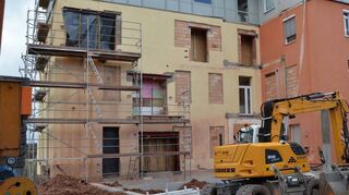 Die Vorbereitungen für das Andocken der Fertigmodule des neuen Bettentraktes am Hardheimer Krankenhaus sind getroffen. Nächste Woche wird der Erweiterungsbau errichtet.