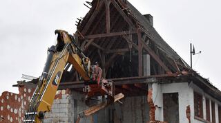 Stück für Stück verschwindet der alte Bahnhof in Königheim. Wie vom Gemeinderat beschlossen, wird das 1914 errichtete Gebäude abgerissen, um die bislang von der Kommune zu zahlenden Unterhaltskosten einzusparen.