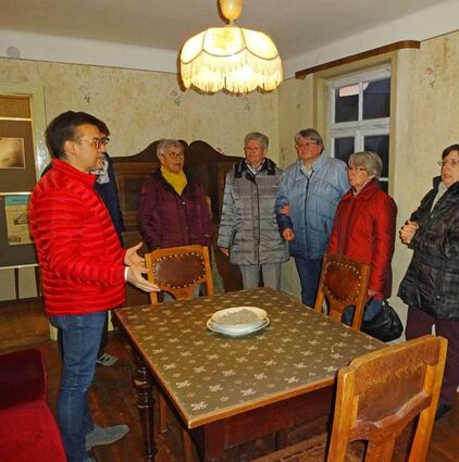 Vor der Mitgliederversammlung des Heimat- und Kulturvereins Assamstadt wurde beim Rundgang durch das Dorfmuseum auch das sogenannte Rosenzimmer in Augenschein genommen.