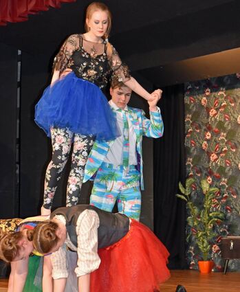 Mit Gogols „Revisor“ hat sich die Theater-AG des Dietrich Bonhoeffer-Gymnasiums eines 200 Jahre alten Stoffs angenommen, der immer noch brandaktuell ist.