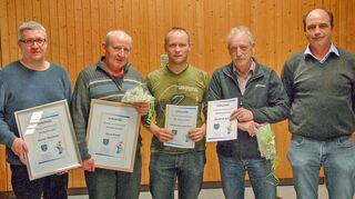 Gunter Stirnkorb (Zweiter von links) wurde für 500 Tischtennis-Spiele, Klaus Kneifl (Dritter von links) für 700 Spiele, Tobias Abendschein (Vierter von links) für 200 Spiele und Manfred Beck (Fünfter von links) für 350 Spiele für den SV Elpersheim geehrt.