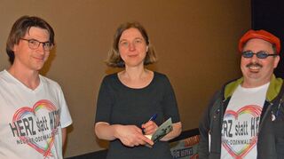 Katrin Himmler mit den Mitgliedern des Bündnisses „Herz statt Hetze“, Alexander Weinlein (rechts) und Markus Dosch, im Walldürner Kino.