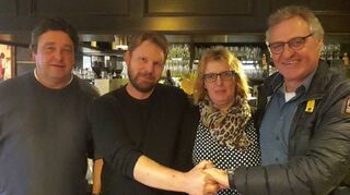 Hubert Deckert (stellvertretender Vorsitzender des SV Königshofen), Jürgen Wiesner und Melanie Schillinger aus Marbach sowie Herbert Bieber (Vorsitzender des SV) nach Unterzeichnung der Kooperationsvereinbarung für die Messe.