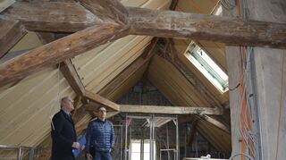 Herzstück des künftigen Schulgebäudes der Grundschule Grünsfeld-Wittighausen wird das Lernatelier im Dachgeschoss des Schulhauses II. Bürgermeister Joachim Markert und Architekt Salvatore Boccagno sind mit dem Baufortschritt für das insgesamt 4,3 Millionen Euro teure Projekt Kindercampus in Grünsfeld zufrieden.