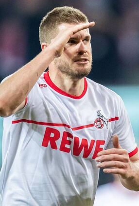 Simon Terodde hält Ausschau nach der Stürmer-Konkurrenz.