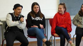 Beatboxer Robert Wolf aus Essen beim Workshop mit Schülerinnen der siebten Klasse an der Comenius Realschule Wertheim.