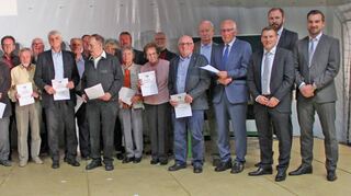 Zahlreiche Mitglieder des Sportvereins Adelsheim wurden für mehr als 50-jährige (links) und mehr als 60-jährige Mitgliedschaft (rechts) geehrt.