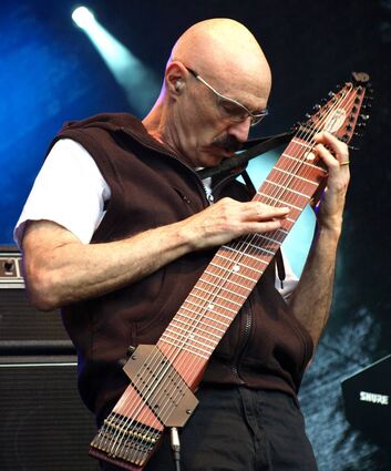 Tony Levin bei einem Konzert 2013 beim Würzburger Hafensommer.