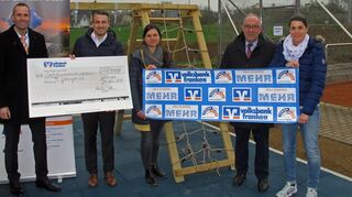Vorstandsvorsitzender Klaus Holderbach und Bereichsleiter Dirk Gremminger von der Volksbank Franken überreichten die Spenden an die Projektinitiatoren Jochen Jaufmann, Katja Mathes und Nadja Weber vom TC Götzingen.