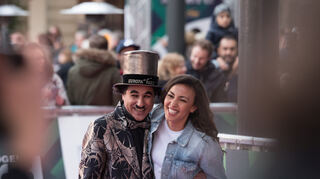 Preisträgerin Namika verstand sich bereits mit den Mimen des Europaparks prächtig.