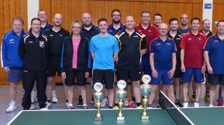 Die Tischtennisabteilung der Spielgemeinschaft Höpfingen/Walldürn trug am Wochenende in der Sporthalle in Höpfingen ihre Vereinsmeisterschaften aus. Das Bild zeigt das Teilnehmerfeld mit Vereinsmeister Markus Baumann (Achter von links), Vizemeister Christian Ott (Dritter von links) und Abteilungsleiter Michael Weihbrecht (Siebter von links).