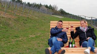 Michael Spies und Steffi Reiter testen die neuen „Weinbergsofas“.