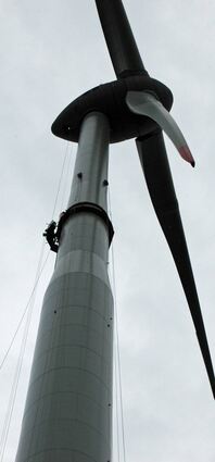 Die Windräder im Bürgerwindpark in Gerichtstetten haben – wie weitere im Bundesgebiet – Risse im Übergangsbereich vom Beton zum Stahl. Die Schäden sollen nun im Rahmen einer Sanierung behoben werden. Die FN trafen sich mit Harald Schmieg (EKS-Solartechnik GmbH) und Bauleiter Andy Riemer von der ausführenden Oldenburger Firma „Windstärke 8 GmbH“ vor Ort.