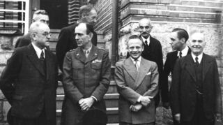 Deutsche Politiker im Kreis Mergentheim waren nach 1945 von der amerikanischen Militärregierung abhängig. Das Bild zeigt (vor dem Haus der amerikanischen Militärregierung in der Wachbacher Straße, vordere Reihe) Mergentheims Bürgermeister Lothar Daiker (links) und Landrat Eugen Kleih (rechts) mit General Heys und dem Mergentheimer Militärgouverneur Bloom. Dahinter (Zweiter von rechts) der Landtagsabgeordnete Klein, der den Kreis auch schon vor 1933 vertrat.