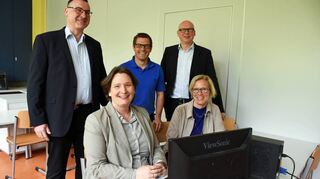 Starten in ein neues schulisches Zeitalter: (von links) Bürgermeister Uwe Hehn, Realschulrektorin Diana Romen, Realschul-Konrektor Michael Frank, Grund- und Werkrealschul-Konrektor Markus Häfner und Hauptamtsleiterin Anita Müller, die städtischerseits für die Schulen zuständig ist.