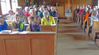 Ein Besuch der Dertinger Kirche stand für das Gemeindeteam St. Lioba auf dem Plan. Dass es an diesem Ort keine Gottesdienste und Eucharistiefeiern mehr gibt, nahm die Besuchergruppe mit Bedauern zur Kenntnis.