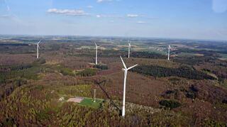 Nachlaufturbulenzen der geplanten Windkraftanlagen im Bereich „Kornberg/Dreimärker“ beeinträchtigen laut Gutachten von Professor Stefan Levedag nicht den Flugbetrieb am Verkehrslandeplatz in Walldürn. Das Bild zeigt die bereits bestehenden Windräder im Distrikt „Großer Wald“ südwestlich des Flugplatzes.