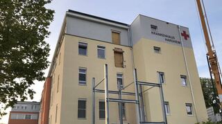 Die beiden Erweiterungsbauten am Hardheimer Krankenhaus sind inzwischen so in den Altbestand integriert, dass man keinen Unterschied mehr sieht. Auch ein neuer Schriftzug ist inzwischen angebracht. Diese Wochen haben die Arbeiten zur Errichtung eines Notausgangs über ein Notfalltreppenhaus begonnen (Bild).