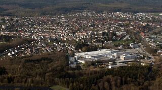 Auf dem Werksgelände von Procter & Gamble (rechts, im Vordergrund) gibt es kaum noch Erweiterungsmöglichkeiten. Deshalb will die Stadt Walldürn 10,78 Hektar des südlich gelegenen Waldes im Distrikt „Schöner Busch“ in Gewerbeflächen umwandeln.