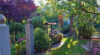 Zum Zeitpunkt der Aufnahme schon in herbstlichen Farben, grünt der Garten von Annette Schlehaus in Weikersheim wieder einem neuen Sommer entgegen – die historische Anlage kann besichtigt werden.