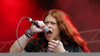 <p>Auch Frauen mischen beim "Keep It True" stimmgewaltig mit.</p>