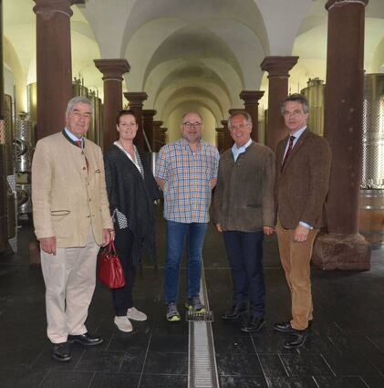 Im Weingut Fürst Löwenstein (von links): Alois Konstantin Fürst zu Löwenstein-Wert-heim-Rosenberg, Erbprinzessin Dr. Stephanie zu Löwenstein-Wertheim-Rosenberg, Peter Arnold, Reinhard Frank und Dr. Matthias Wagner.