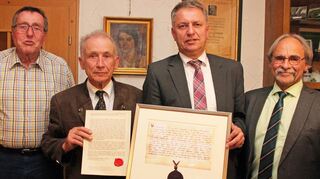 Historisches Dokument: Das Bild zeigt (von links) Horst Schork, Hans Slama, Bürgermeister Dr. Rippberger und Ortsvorsteher Siegfried Buchelt bei der Übergabe von Urkunde und Übersetzung.