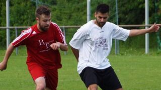 Der SV Nassig III (rechts Deniz Olgu Ugurlu im Zweikampf mit Marvin Kuran) machte mit dem 4:0 gegen Kickers Wertheim III auch „formell“ den C2-Titel klar.