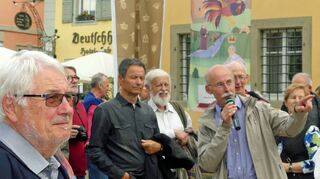 Vernissage als gemeinsamer Rundgang mit dem Künstler: Robert Metzges beantwortete Fragen zu seiner Person und seiner Schaffensweise.