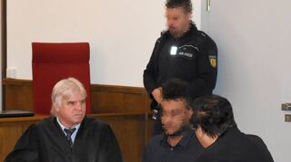 Sieben Jahre Haft wegen gefährlicher Körperverletzung lautete das Urteil für den 26-Jährigen (Mitte), links sein Verteidiger, rechts der Dolmetscher.