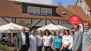 <p>Die Gaststätte "Talmühle" in Osterburken mit schönem Biergarten ist wieder eröffnet. Das Bild zeigt von rechts Marcus Wohlfart, Vorsitzender des Gewerbevereins, Bürgermeister Jürgen Galm, und links Martin Klonk und Doreen Müller (Vierte von links) mit ihrem Team sowie das Verpächterehepaar Mauer (Bildmitte).</p>