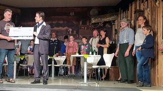 Die Theaterfreunde Schwabhausen übergaben eine Spende an den Heimat- und Kulturverein. Damit wird der Umbau des Gemeindehauses unterstützt.