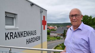 Verwaltungsdirektor Ludwig Schön inspiziert das neue Notfalltreppenhaus am Hardheimer Krankenhaus. Ein Schriftzug weist nun auch in Richtung Wertheiner Straße auf diese Gesundheitseinrichtung hin.