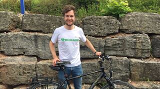 Bisher hat der 25-jährige Student über 3000 Euro für seine gemeinnützige Fahrt gesammelt. Das Geld will er den Einrichtungen, die sich im Kampf gegen Krebs einsetzen und Betroffene unterstützen, selbst übergeben.