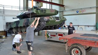Die Panzer-Attrappe wird in Külsheim aufgeladen.