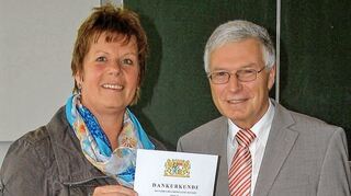 <p>An der Grundschule in Lengfurt feierte Lehrerin Gabi Marshaus ihr 25-jähriges Dienst-jubiläum. Rektor Ansgar Navratil überreichte die Dankurkunde.</p>