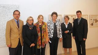 <p>Vernissage im Vis-à-Vis: Das Bild zeigt (von links) Bürgermeister Roland Burger, die Künstlerin Ellis Neu, die Kuratorin Ursula Drenker, Birgit Sommer vom Kunstverein, Dr. Susanne Himmelheber, Landrat Dr. Achim Brötel vor Arbeiten von Ellis Neu - einer Malerei und ihren typischen "Memory Boxen".</p>