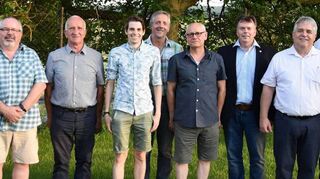 Die ausgezeichneten Referees mit dem Fußball-Kreisvorsitzenden Georg Alter (links), dem neuen Kreisschiedsrichter-Obmann Peter Weingärtner (Dritter von rechts) und dessen Stellvertreter Fatih Icli.